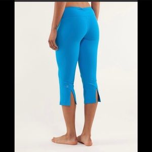 Lululemon Gather & Crow crop Beach Blanket blue